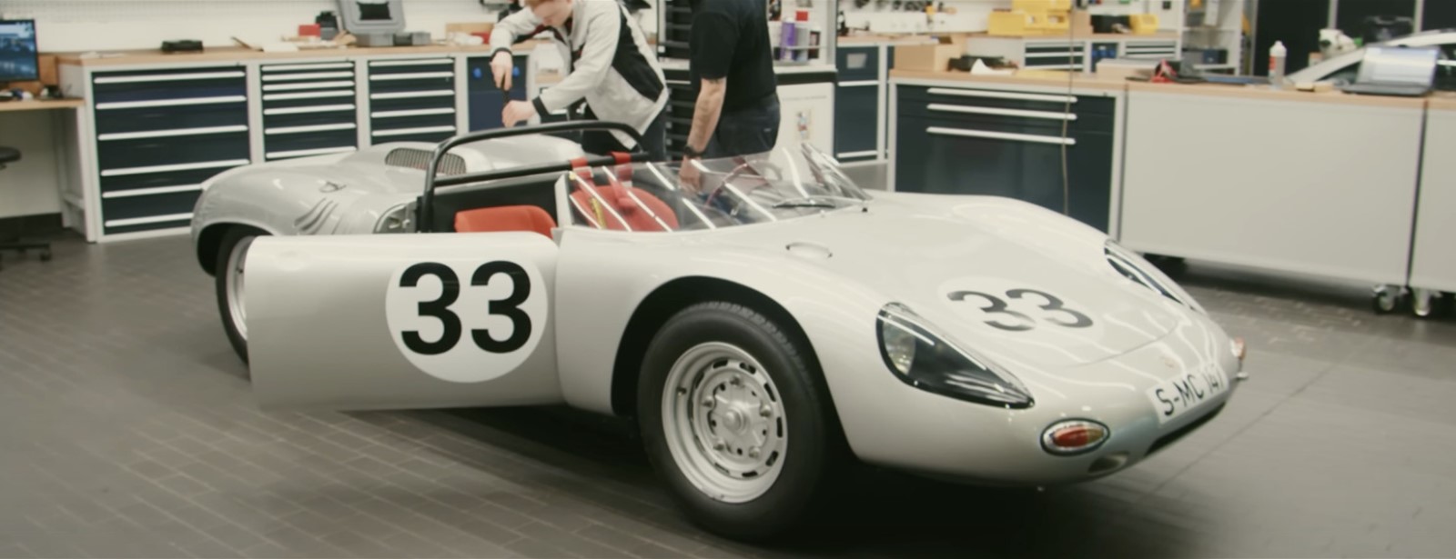 Geheimen van Porsche onthuld: een unieke blik achter de schermen in Stuttgart.